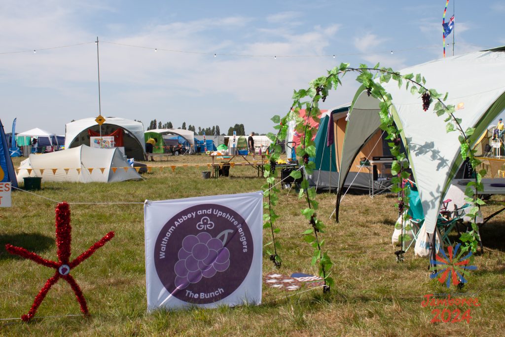 A gateway on Murray subcamp, with beautiful leaves arching over the entrance and a Noa starfish.